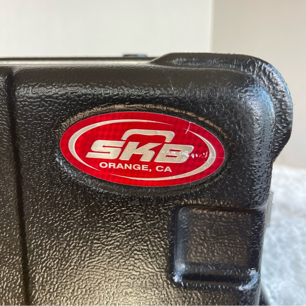 SKB 402-462. Molded Flight Hard Case - Black with Silver Trim - Picture 5 of 16